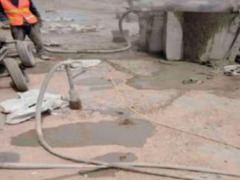 东郊镇水泥混凝土路面板底注浆技术 路面脱空注浆整治方案